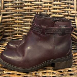 Clarks Collection Leather
Ankle Boots Maye Ease Size 7.5 W
Burgundy Booties